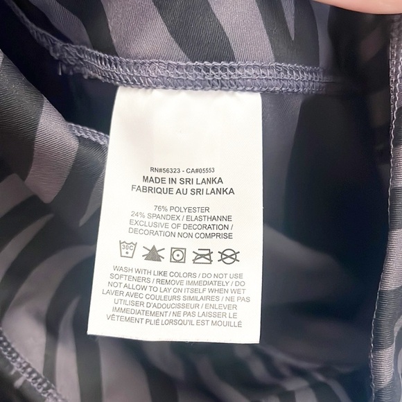 Nike Zebra Striped Cropped Women’s Black And Grayish Purple Leggings - Picture 4 of 10